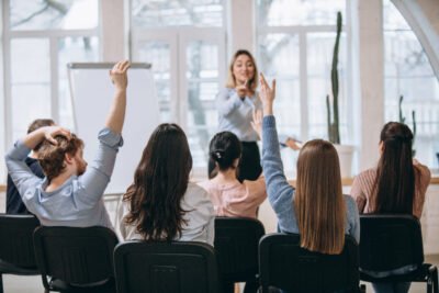 Melhore a colaboração e a eficiência da sua equipe com dicas práticas para otimizar a comunicação interna no ambiente de trabalho.